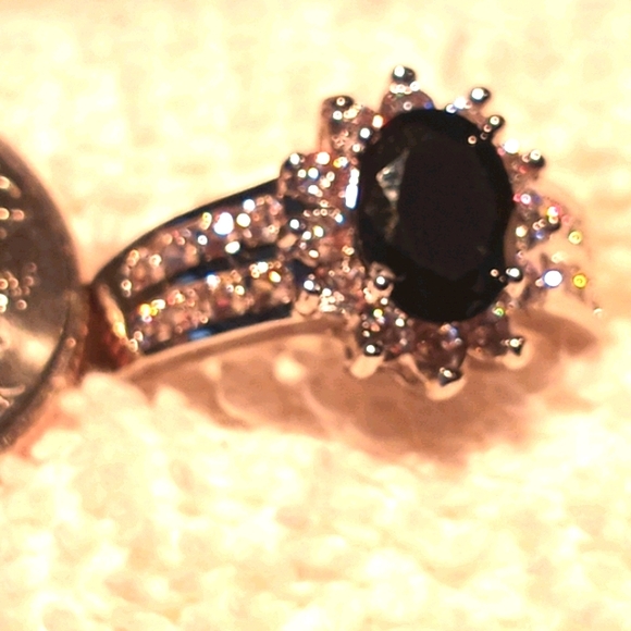 Black oval cut sapphire in silver. - Picture 3 of 4